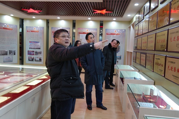 常健组长参观我院荣誉陈列室.JPG