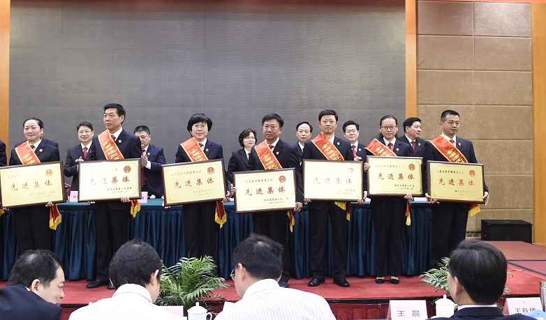 党组副书记、副院长王成军(左二)代表我院领奖.jpg 党组副书记、副院长王成军(左二)代表我院领奖.jpg