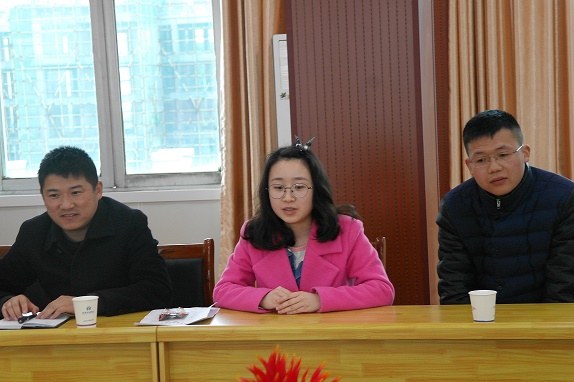 青年干警踊跃发言.JPG 青年干警踊跃发言.JPG