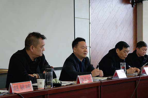 县经济开发区党工委副书记李海涛主持召开本次会议.JPG