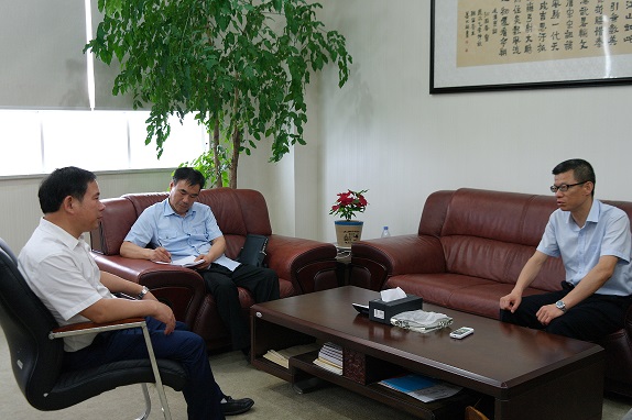 与玉沙集团董事长唐想林交谈.JPG